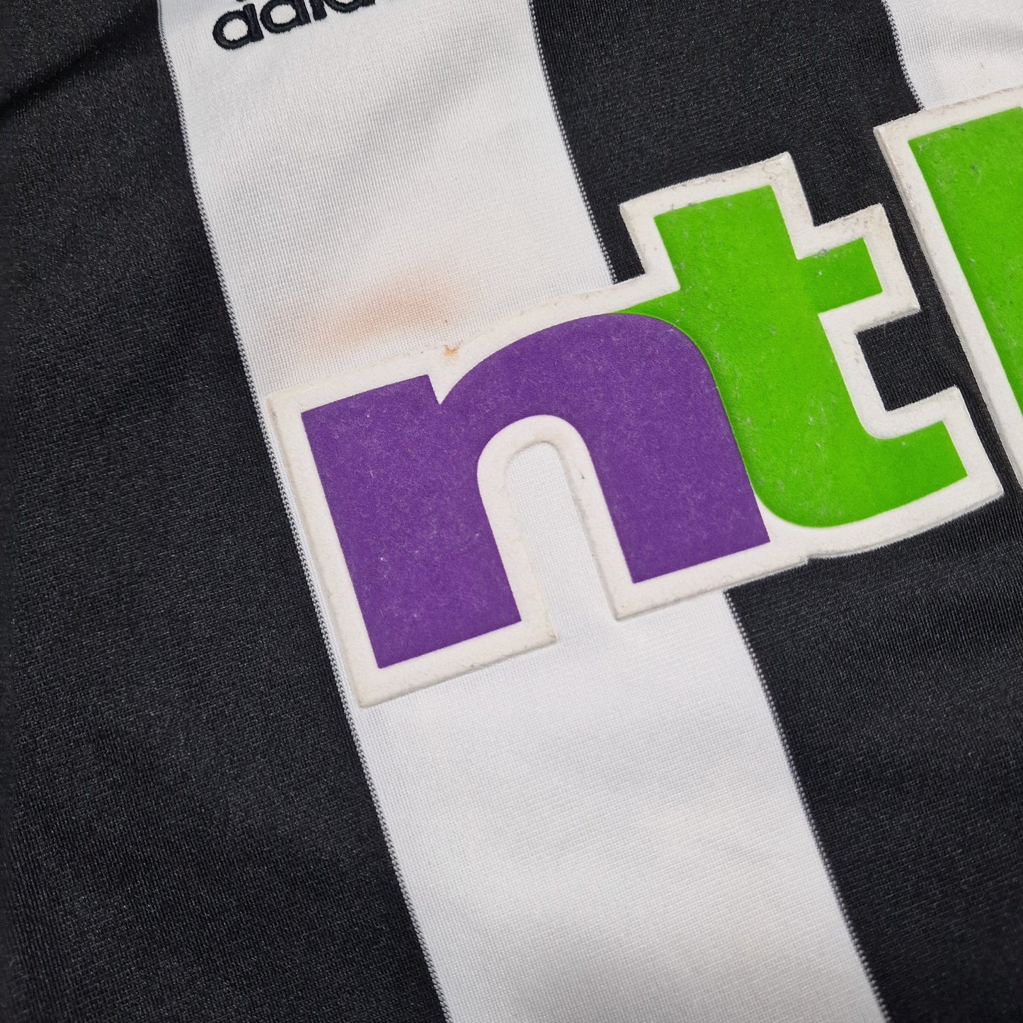 Newcastle United 2001/2002 Home Football Shirt (M) Robert 32