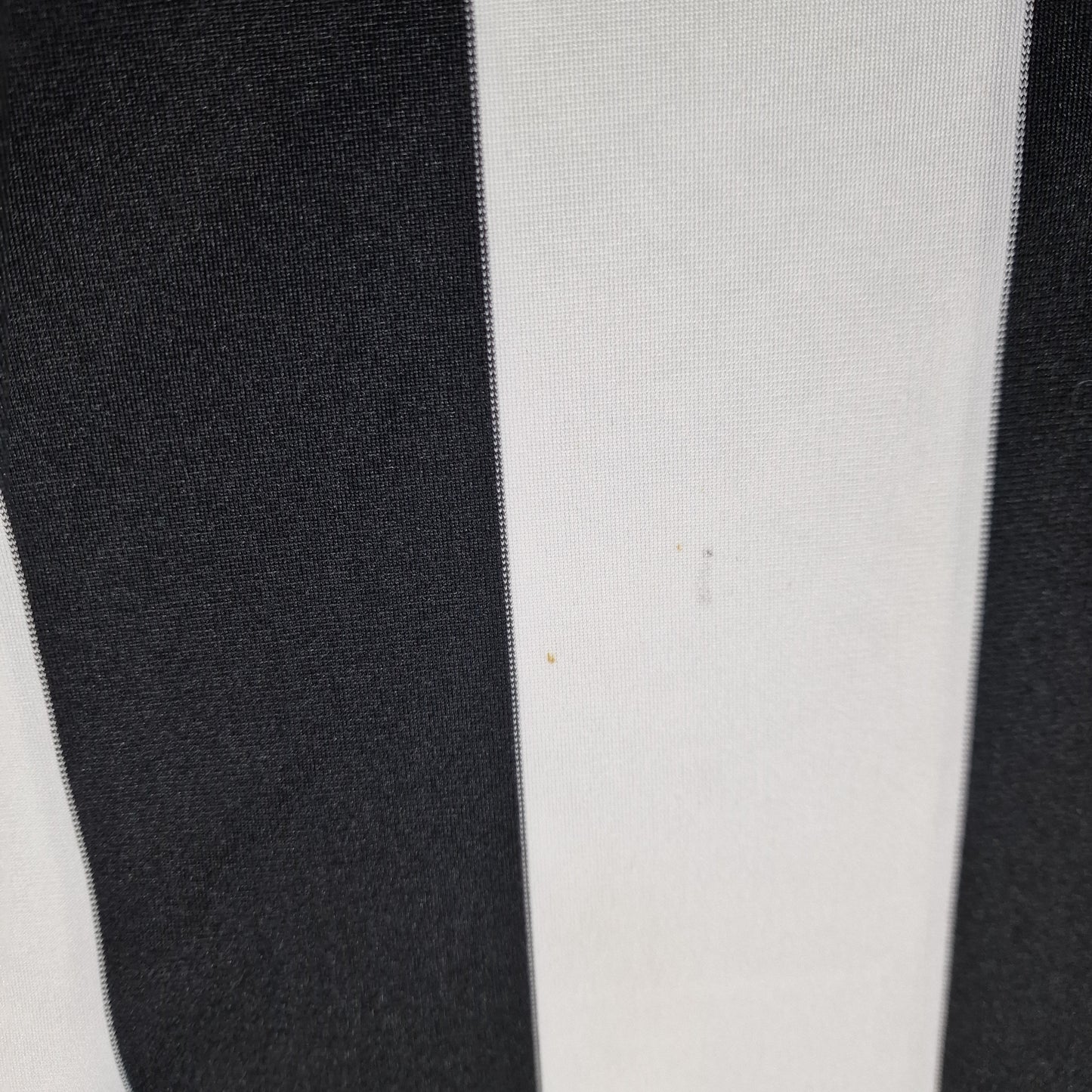 Newcastle United 2001/2002 Home Football Shirt (M) Robert 32