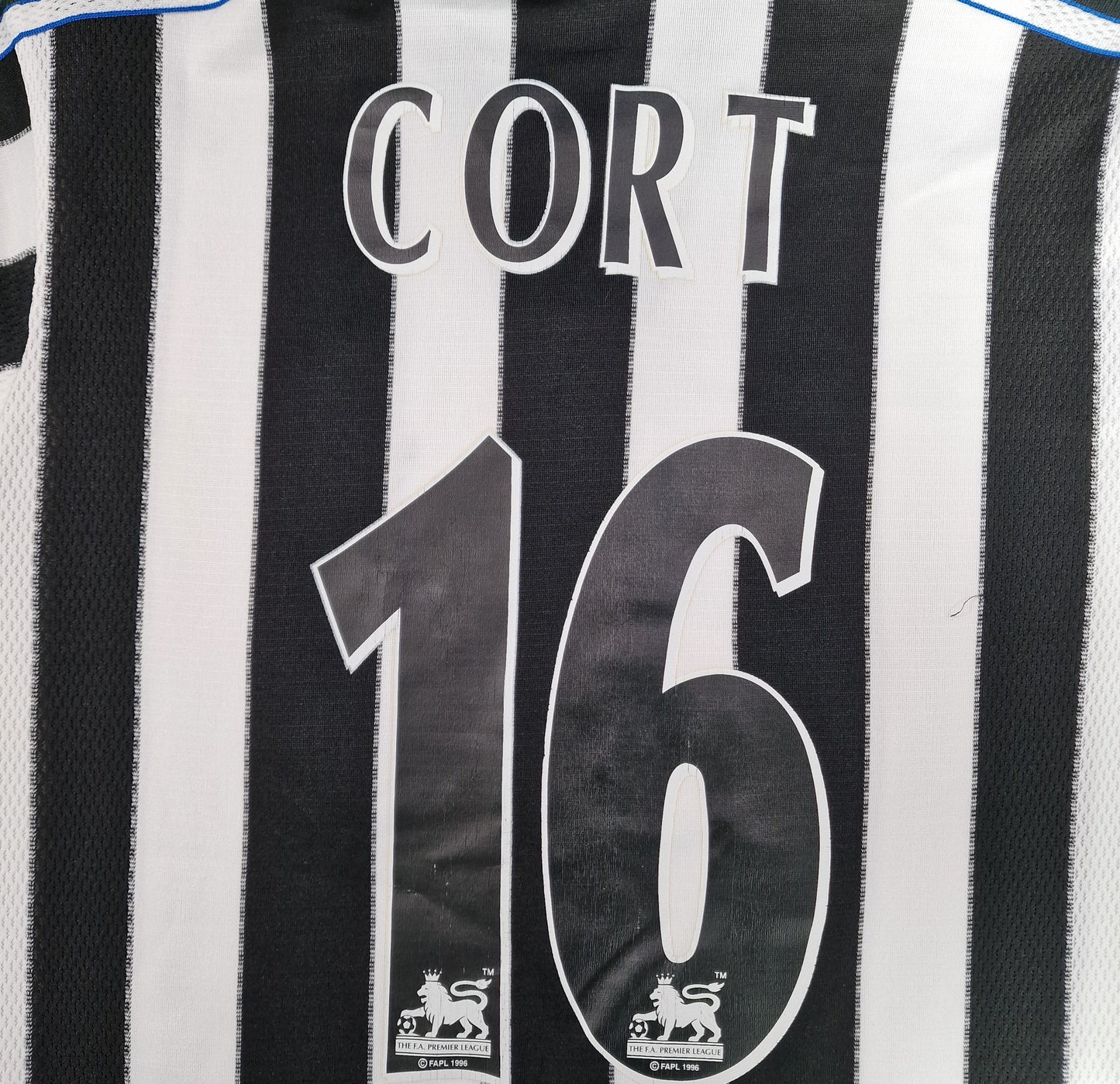 Newcastle United 2001/2002 Home Football Shirt (L Youth) 'Cort 16'