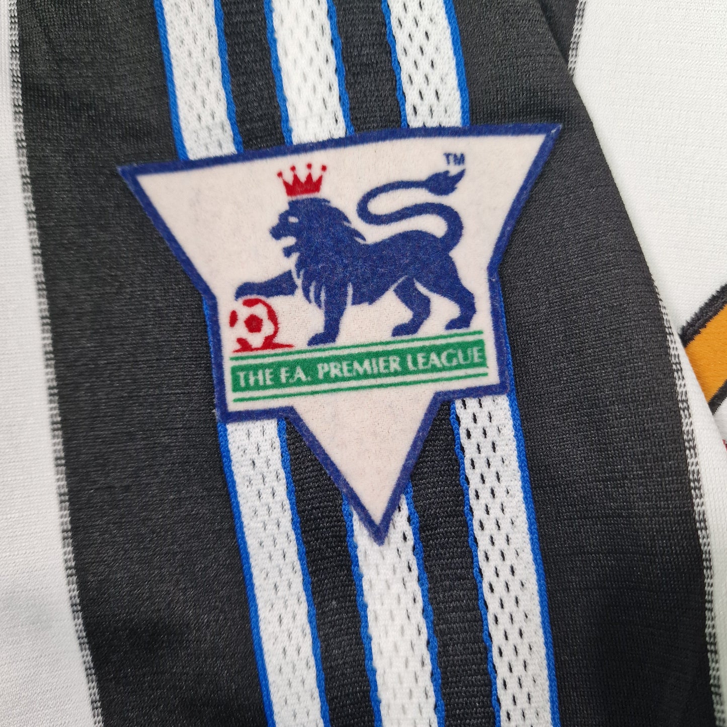 Newcastle United 1999/2000 Home Football Shirt (M) 'NUFC 6'