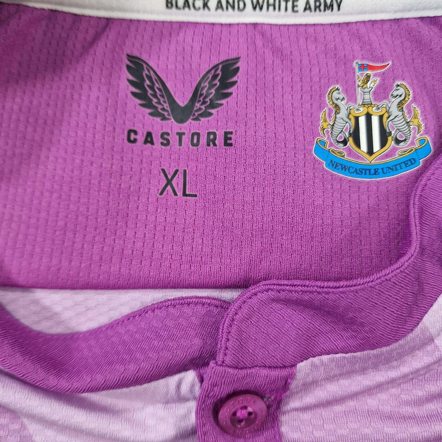 Newcastle United 2021/2022 Goalkeeper Shirt 'Darlow 26' (XL)