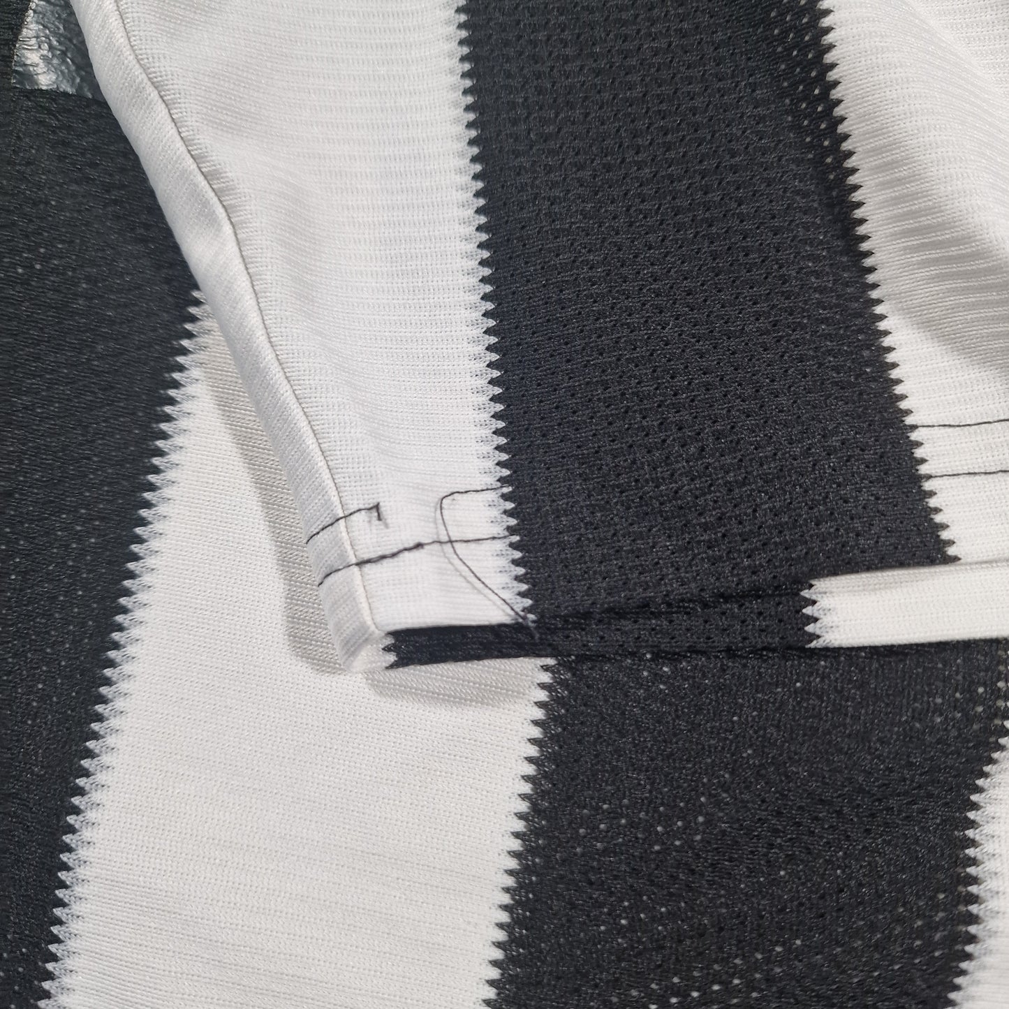 Newcastle United 2010/2011 Home Football Shirt (M)