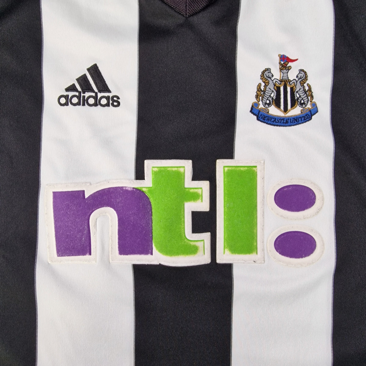 Newcastle United 2001/2003 Home Football Shirt (M)